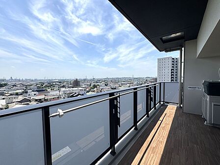 南向きで陽当りの良いバルコニーは、物干しセットを追加すれば、一度にたくさんのお洗濯物が干せるのが魅力!眺望も良好です。