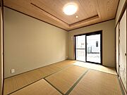 お昼寝に最適なリビング横の和室！柔らかな畳の感触が心地よく、リラックスタイムをゆったり過ごせます！