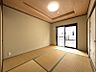 室内：お昼寝に最適なリビング横の和室！柔らかな畳の感触が心地よく、リラックスタイムをゆったり過ごせます！