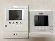 モニター付きインターホンあり。急な来客でも室内から顔が確認できると安心です♪