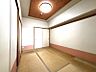 室内：リビング隣接の和室！お昼寝の際やご来客時も重宝します！畳の温かみはフローリングにはない良さですね♪