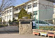 依佐美中学校まで　3100m　徒歩約39分　【教育目標】自尊感情を高め、確かな学力を身につけ、心身共に健康な生徒の育成【校訓】自由を尊重する・真理を愛好する・平和を希求する。