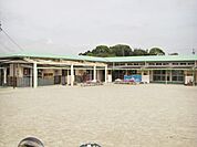 桃山保育園まで約532ｍ/徒歩約7分　建物は、平屋で小ぶりですが園庭が広く子供達が元気に走り回っています。給食は保育園で作っているので出来立てが食べられます。対象