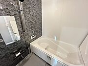 黒の壁でシックな浴室です！