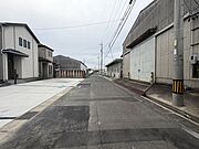 前面道路は約5.9ｍの広さがあります。駐車が苦手な方でもゆったりと駐車できます◎