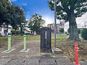 稲場公園まで　139m　徒歩約2分　のびのび遊べる広場と小山の遊具などがある公園です。