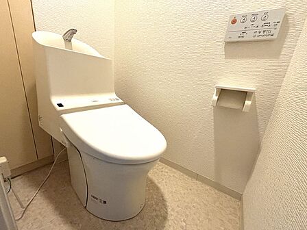 トイレには快適な温水洗浄便座付き