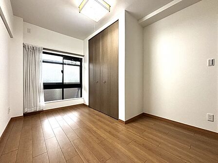 お掃除もラクチンなフローリングのお部屋です、収納も有りますのですっきり片付きますね