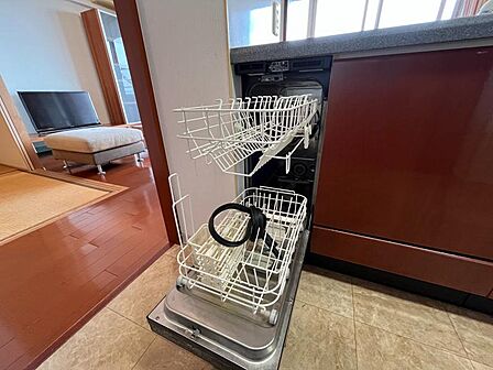 食器洗乾燥機付きで家族の食器もピカピカ。後片付けもラクラクこなせて、日々の生活には欠かせないですね。