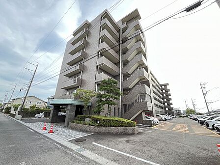 「一宮駅」徒歩約21分、「西一宮駅」徒歩約18分の好立地に建つ中古マンションです。