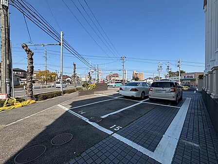 敷地内に駐車場もございます◎お車を利用される方も安心です。