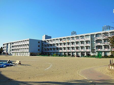 梅園小学校まで 1408m 徒歩約18分●目標に向けて自信を持ち粘り強く主体的に活動するような教育に努めている。子ども同士が学びあうことで、人間性を豊かにするような教育に努めている。