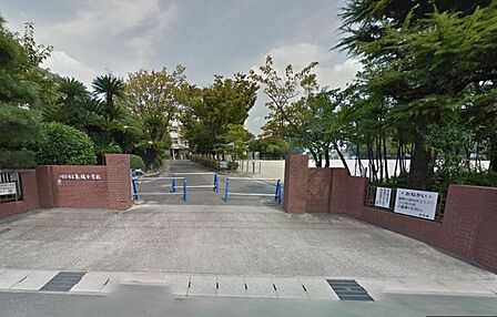 亀城小学校まで　1018m　徒歩約13分●教育目標「世界に通用する人となる基礎を培う」　サッカー部、バスケットボール部、ブラスバンド部、合唱部の4つの部活動があります。