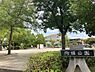 周辺：向畑公園　677ｍ　徒歩約9分　遊具や砂場があり、木々も多いので、木陰で休むこともできます。