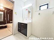 ご家族様の1日が始まり1日の終わりを締めくくる洗面室。洗濯機を配置しても十分なスペースを確保。 