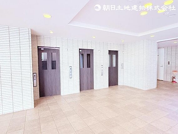 エレベータは3...
