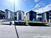 前面道路は安全安心の歩道付き、広々とした道路に面し、開放感があり快適なお暮らしがご期待頂けます。