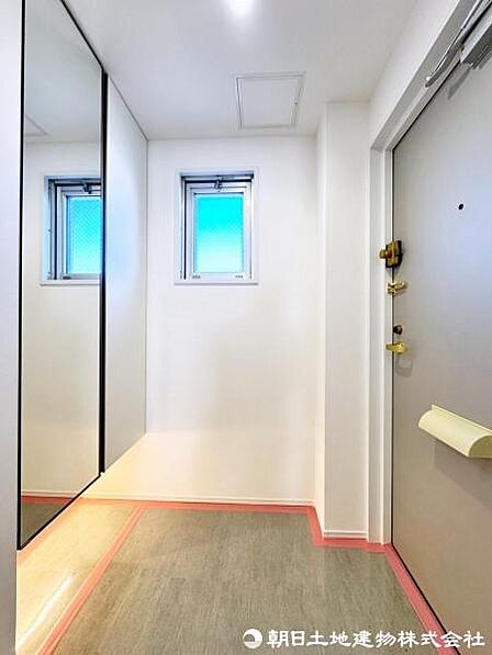 広々として明るい玄関ホールが、住まう方やご訪問者様を優しくお出迎え致します。 
