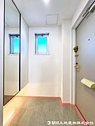 広々として明るい玄関ホールが、住まう方やご訪問者様を優しくお出迎え致します。 