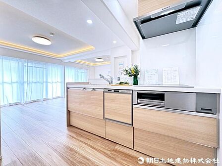 正面の窓からは柔らかな陽が差し込み、調理中のお手元を優しく照らしお料理造りがはかどりそう。 