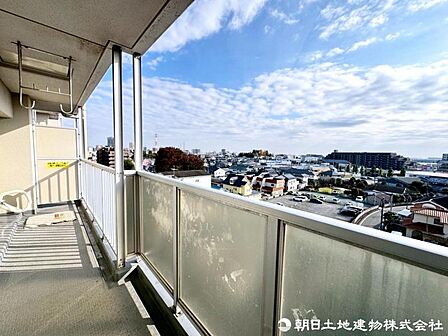南向きのバルコニーは、とても陽当りが良く風通しも良好、洗濯物がよく乾きます。 