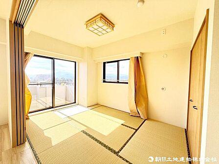 リビングに隣接する和室はとても過ごしやすい空間。開放しても仕切っても用途は多彩です。