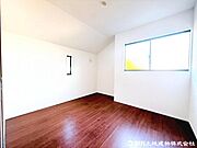 お部屋の奥まで陽が差し込み、とても明るく暖かな室内。 