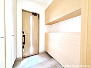 収納たっぷりで明るく広々とした玄関がご訪問者様をお出迎え致します。