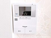 ご訪問者様と通話が出来、モニターで姿が確かめられて録画機能も付いたインターホンを採用しました。