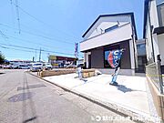 お車並列2台で駐車が可能なスペースがございます。（車種によります）