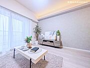 アクセントクロスが空間をおしゃれに演出するリフォーム。天井間接照明も相まってラグジュアリーな雰囲気。