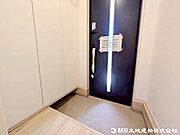 高さのある玄関収納。ご家族皆様のお履き物もすっきりきれいに収納いただけます。