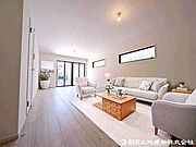 光を取り入れる工夫のある間取りのため、リビングは明るく開放的な空間です。（家具はCGにて配置しております）