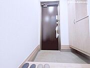 すっきりとした印象の玄関スペース。コの字型のシューズボックスは収納力はもちろん、小物も置くことができる形です。