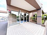 植栽までしっかりと整えられ、管理体制の良好さがうかがえるエントランスアプローチです。
