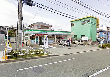 柚木街道沿いにあるコンビニで、食品・飲料・日用品などを取り扱っています。24時間営業・駐車場ありで、車でも立ち寄りやすい店舗です。