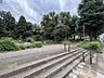 周辺：湧水池や緑豊かな自然が魅力の公園。大型複合遊具や砂場、ブランコなどを備え、子どもの遊び場としても親しまれています。