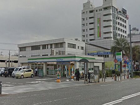 24時間営業で、食品・飲料・日用品などを取り扱う身近なコンビニ。急な買い物にも便利で、日常生活をサポートしてくれる店舗です。