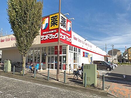 医薬品や化粧品、食品、日用品など幅広く取り扱うドラッグストア。9:00〜22:00営業で、駐車場も完備しています。