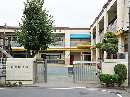 仏教の教えを基に「生きる力」を育む幼稚園。送迎バスや預かり保育にも対応し、7:30〜18:30まで利用できます。
