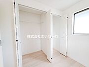 【収納】大きなクローゼットが自慢のお家です！各居室収納で、お部屋もスッキリ！箪笥や棚のないお部屋は広々♪※同仕様
