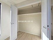 【クローゼット】各居室にクローゼットを配置。洋服などをしっかり収納できるので、お家の中をいつもスッキリさせられます