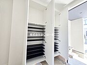 【玄関】たくさんの靴もまとめて収納できる大容量の下駄箱を完備したゆとりの玄関です