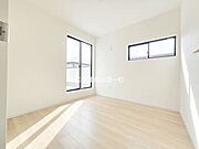 【4.5帖洋室】全室2面採光の設計で明るさを確保。お子さまの勉強部屋にもオススメです♪