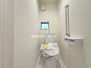 【トイレ】トイレも2か所配置しています。嬉しいウォシュレット付き♪また小窓も設置していますので、明るさと通風も良好です