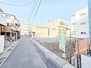 【前面道路&外観】交通量も殆どなく、小さなお子様のいるご家族様にも安心な好立地です（2026年3月1日撮影）