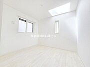 【1階5.7帖洋室】明るく広い室内で、一人一人のお部屋を持てちゃいます