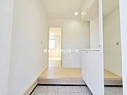 【玄関】鏡付きの大きな下駄箱も設置された広い玄関です