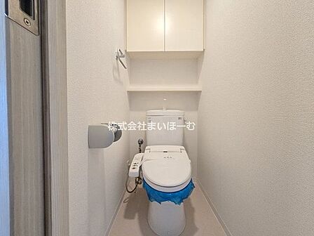 【トイレ】トイレ内の収納もたっぷり確保されています。