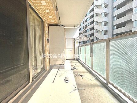 【バルコニー】奥行きのあるひろ~いバルコニーで、気持ちよくお洗濯物干しも出来ちゃいます♪